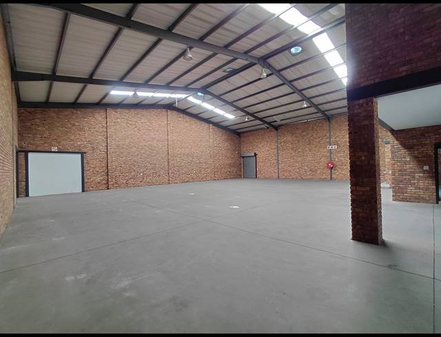630M² WAREHOUSE TO LET IN BRENTWOOD PARK
